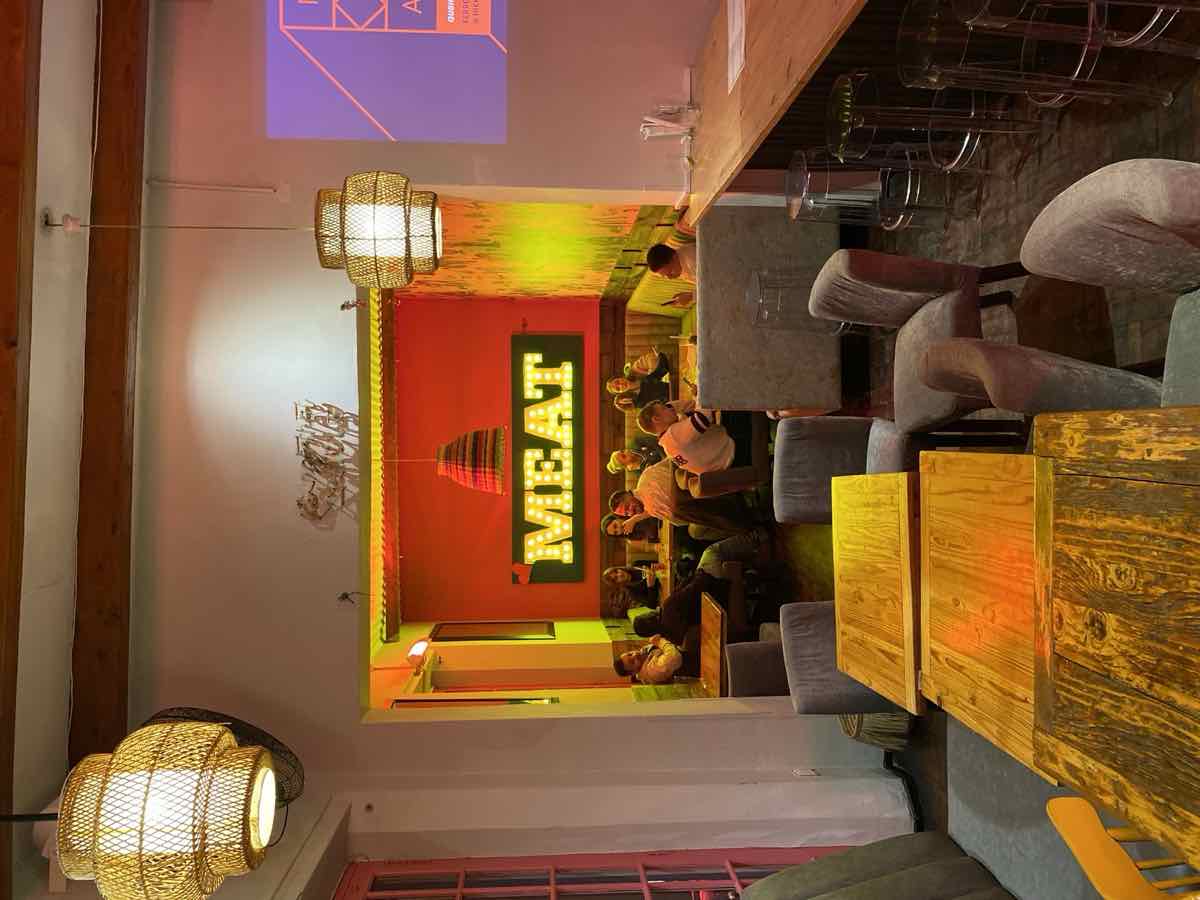 Evening atmosphere at Cafe Manhattan